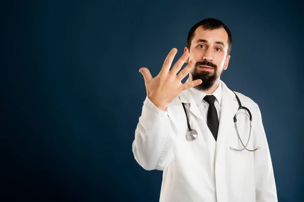 男性医師の肖像画とともに聴診器で統一カウント5とともに彼女の指ポージング上の青隔離された背景 — ストック写真