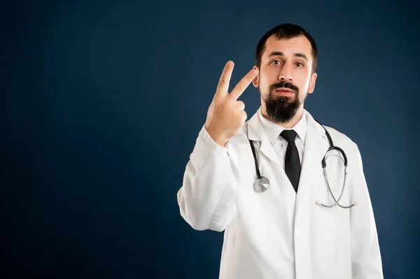 Πορτραίτο Του Άνδρα Γιατρού Στηθοσκόπιο Ιατρική Στολή Μετρώντας Δύο Δάχτυλά — Φωτογραφία Αρχείου