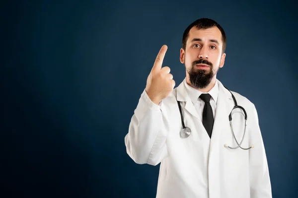 청진기를 의사가 배경에 손가락을 사람을 가리키는 — 스톡 사진