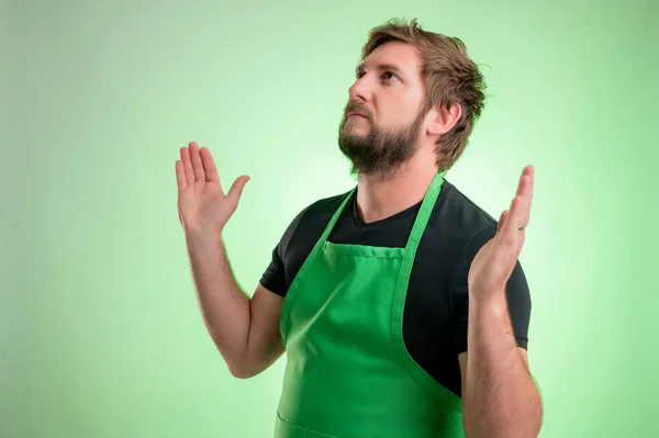 Supermarkt Angestellte Mit Grüner Schürze Und Schwarzem Shirt Mit Offenen — Stockfoto