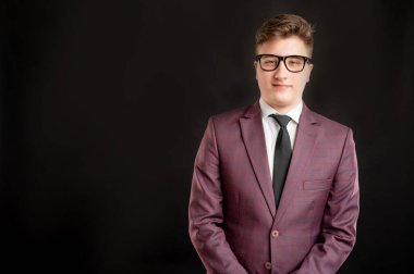 Sarı saçlı, gözlüklü, bordo ceketli, beyaz gömlekli ve siyah kravatlı bir hukuk öğrencisinin portresi izole edilmiş arka planda fotokopi alanı reklam alanı ile poz veriyor.