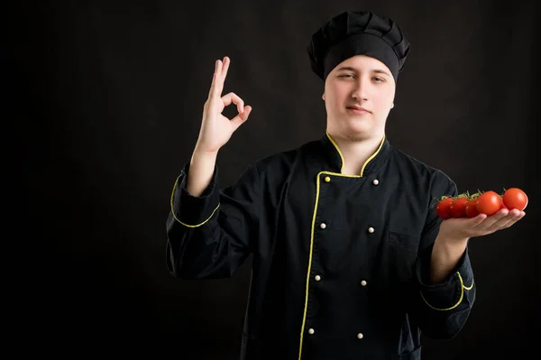 Retrato Joven Hombre Vestido Con Traje Chef Negro Sosteniendo Tomate — Foto de Stock