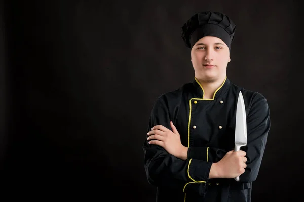 Ung Man Klädd Svart Kock Kostym Ser Säker Med Kniven — Stockfoto