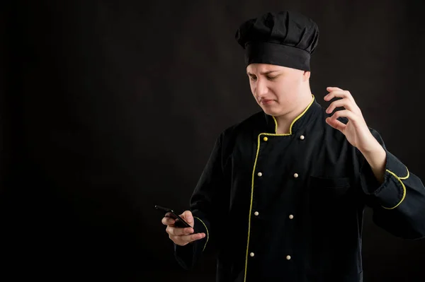 Retrato Jovem Sexo Masculino Vestido Com Terno Chef Preto Lendo — Fotografia de Stock