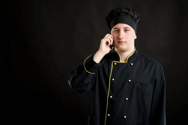 Porträtt Ung Man Klädd Svart Kock Kostym Talar Mobiltelefon Smartphone — Stockfoto