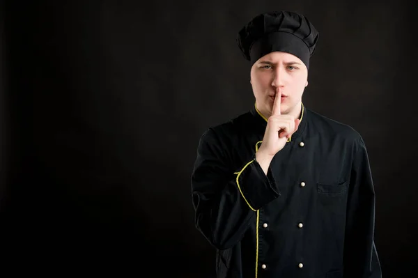 Portrét Mladého Muže Oblečeného Černém Obleku Šéfkuchaře Ukazující Shh Gesto — Stock fotografie