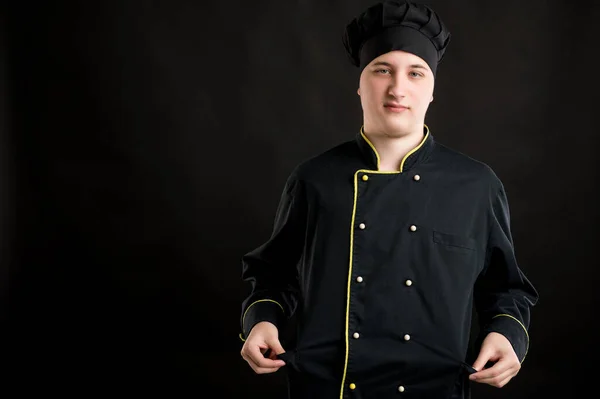 Porträtt Ung Man Klädd Svart Kock Kostym Som Visar Tomma — Stockfoto