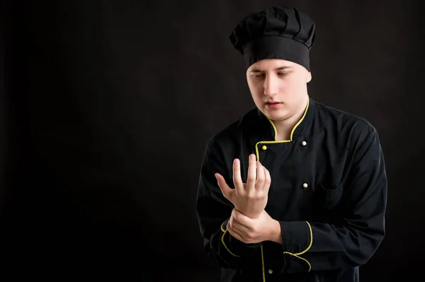 Portrét Mladého Muže Oblečeného Černém Obleku Šéfkuchaře Zápěstí Bolest Pózování — Stock fotografie