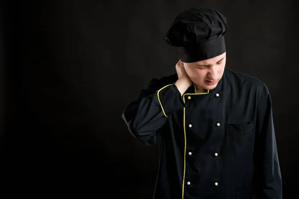 Portrét Mladého Muže Oblečeného Černém Kuchařském Obleku Otevřenou Náručí Vzhlížející — Stock fotografie