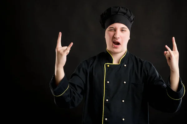 Portret Młodego Mężczyzny Ubranego Czarny Kostium Szefa Kuchni Robiącego Symbol — Zdjęcie stockowe