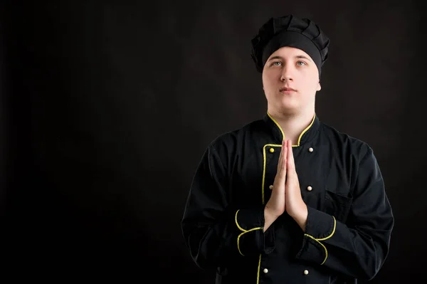 Portret Młodego Mężczyzny Ubranego Czarny Kostium Kucharza Modli Się Czarnym — Zdjęcie stockowe