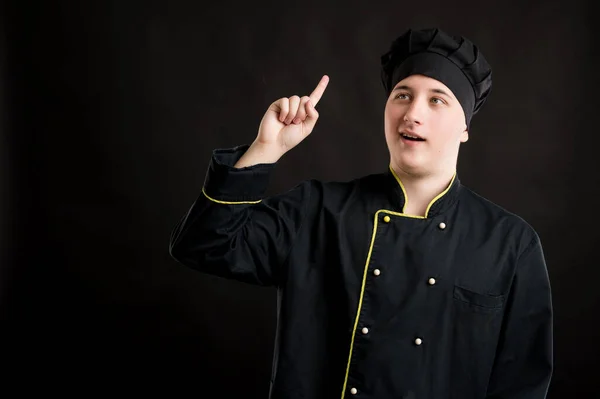 Portret Młodego Mężczyzny Ubranego Czarny Garnitur Szefa Kuchni Podniesionym Palcem — Zdjęcie stockowe