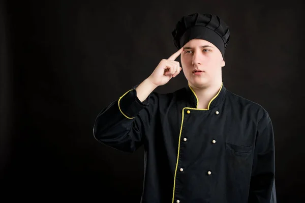 Portrét Mladého Muže Oblečeného Černém Obleku Šéfkuchaře Divit Pózování Černém — Stock fotografie