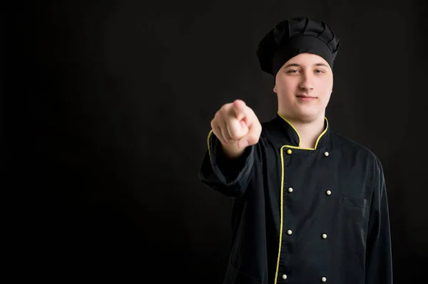 Jovem Sexo Masculino Vestido Com Terno Chef Preto Sorrindo Apontando — Fotografia de Stock