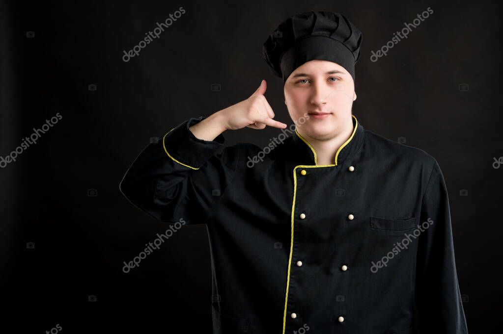 Retrato Hombre Joven Vestido Con Traje Chef Negro Que Muestra Foto de stock foto.ciprisuciu 386592744