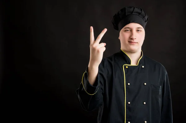 Portrét Mladého Muže Oblečeného Černém Obleku Kuchaře Napočítání Dva Prsty — Stock fotografie