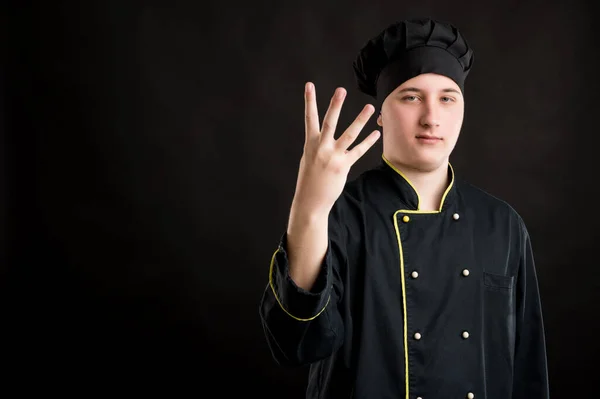 Portrét Mladého Muže Oblečeného Černém Obleku Kuchaře Načítání Čtyři Prsty — Stock fotografie