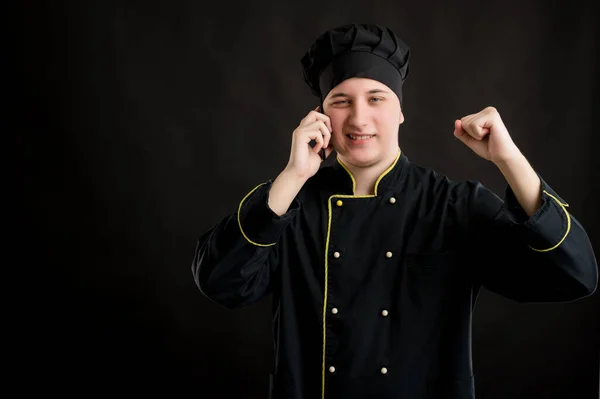 Portret Młodego Mężczyzny Ubranego Czarny Kostium Szefa Kuchni Szczęśliwa Twarz — Zdjęcie stockowe