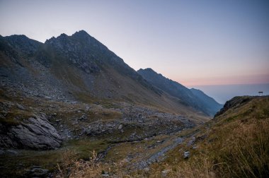 Transfagarasan yolunun yakınındaki Balea Buzul Gölü manzarası. Konum: Ridge Fagaras, Sibiu County, Romanya, Avrupa