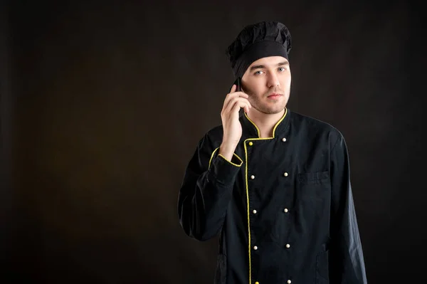 Retrato Hombre Joven Vestido Con Traje Chef Negro Hablando Por — Foto de Stock