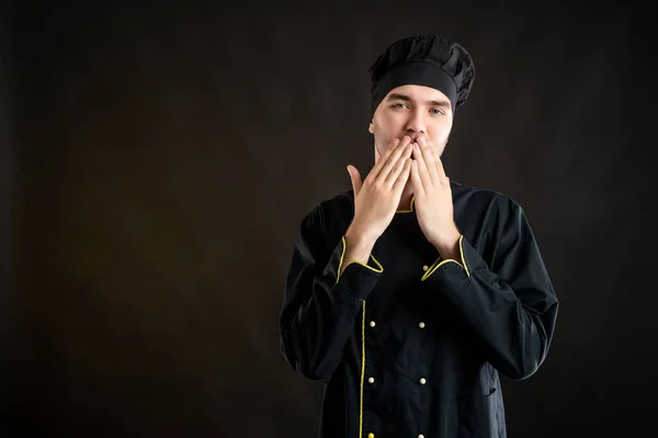 Porträtt Ung Man Klädd Svart Kock Kostym Täcker Munnen Som — Stockfoto