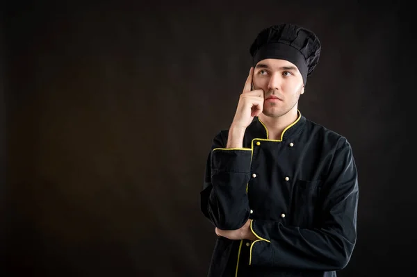 Portrét Mladého Muže Oblečeného Černém Obleku Šéfkuchaře Divit Pózování Hnědém — Stock fotografie