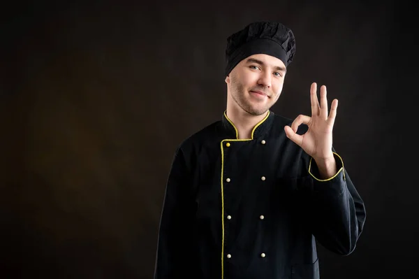 Portret Młodego Mężczyzny Ubranego Czarny Garnitur Szefa Kuchni Pokazujący Znak — Zdjęcie stockowe