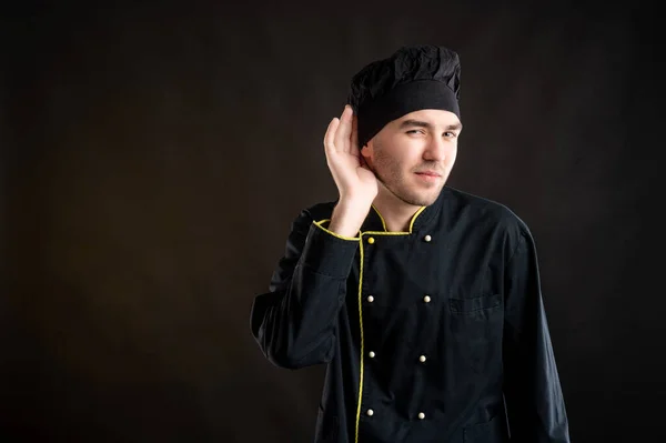 Portrét Mladého Muže Oblečeného Černém Kuchařském Obleku Vás Neslyší Pózovat — Stock fotografie