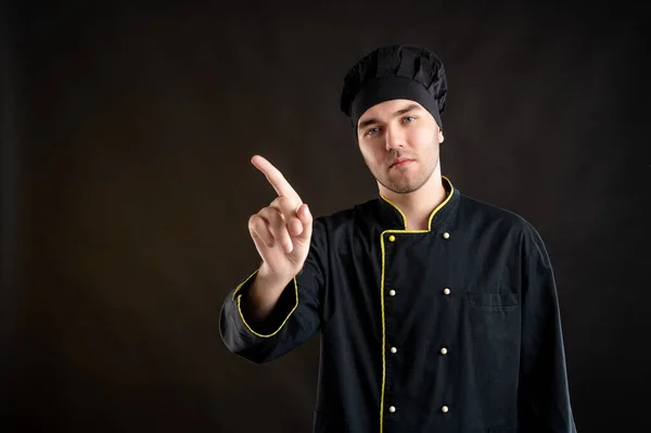 Portret Młodego Mężczyzny Ubranego Czarny Garnitur Szefa Kuchni Pokazujący Nie — Zdjęcie stockowe