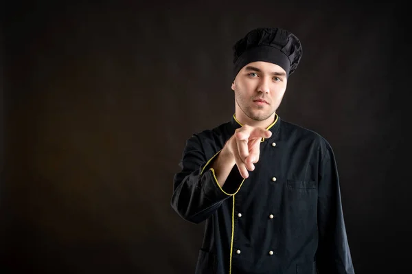 Portrét Mladého Muže Oblečeného Černém Kuchařském Obleku Dělám Sleduji Vás — Stock fotografie