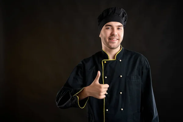 Portret Van Jonge Man Gekleed Een Zwarte Chef Kok Pak — Stockfoto