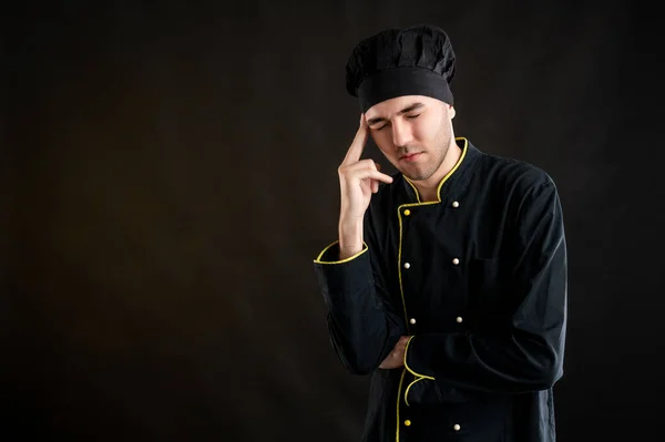 Portrét Mladého Muže Oblečeného Černém Kuchařském Obleku Otevřenou Náručí Vzhlíží — Stock fotografie