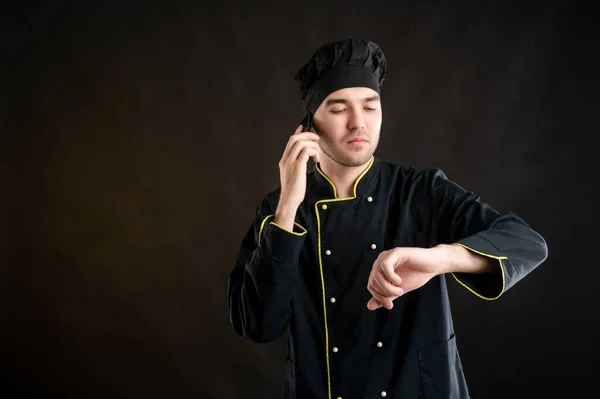 Retrato Jovem Sexo Masculino Vestido Com Terno Chef Preto Mostrando — Fotografia de Stock