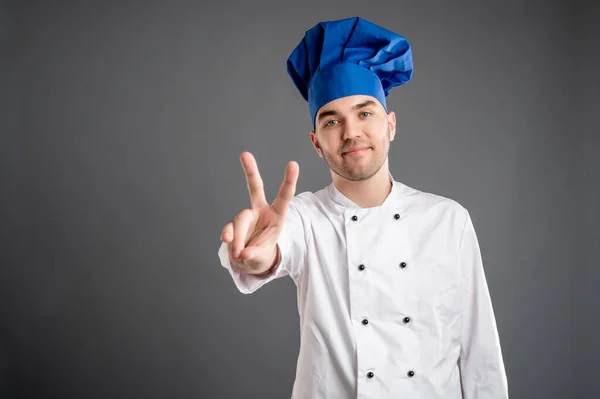 Jovem Sexo Masculino Vestido Com Terno Chef Branco Mostrando Sinal — Fotografia de Stock