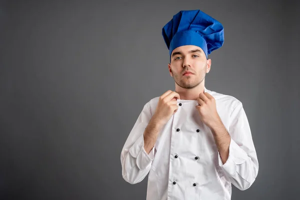 Retrato Jovem Sexo Masculino Vestido Com Terno Chef Branco Arranja — Fotografia de Stock