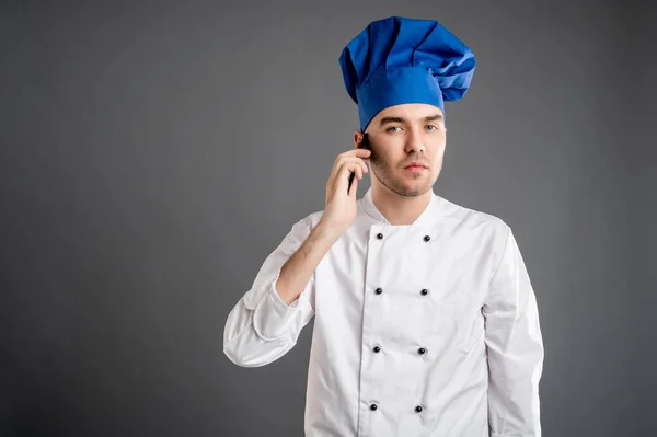 Retrato Jovem Sexo Masculino Vestido Com Terno Chef Branco Falando — Fotografia de Stock