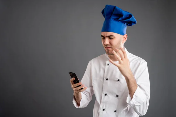 Portret Młodego Mężczyzny Ubranego Biały Strój Szefa Kuchni Czytającego Wysyłającego — Zdjęcie stockowe