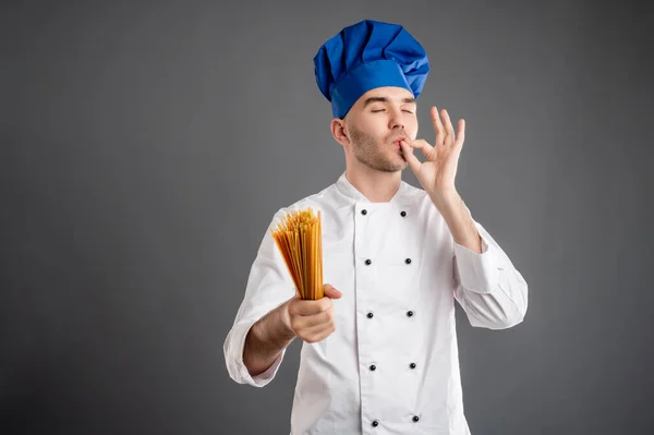 Jovem Sexo Masculino Vestido Com Terno Chef Branco Segurar Espaguete — Fotografia de Stock