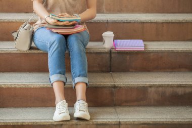 Kitaplarını ve merdiven, insanlar eğitim yüksek okulu programı akıllı genç kavramı öğrenme oturmuş kahve bir fincan güzel Asya Bayan üniversite öğrencisi