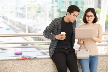 açık havada bilgisayar dizüstü ile iki öğrencileri