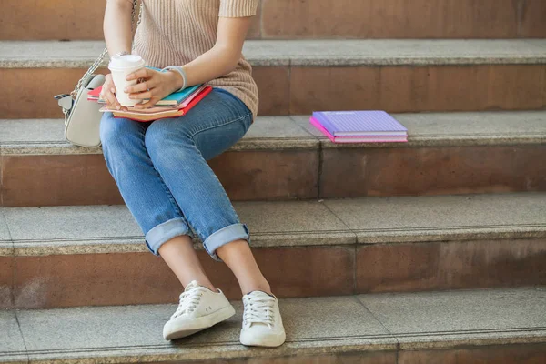 Kitaplarını ve merdiven, insanlar eğitim yüksek okulu programı akıllı genç kavramı öğrenme oturmuş kahve bir fincan güzel Asya Bayan üniversite öğrencisi