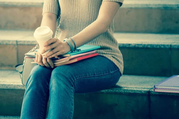 Kitaplarını ve merdiven, insanlar eğitim yüksek okulu programı akıllı genç kavramı öğrenme oturmuş kahve bir fincan güzel Asya Bayan üniversite öğrencisi