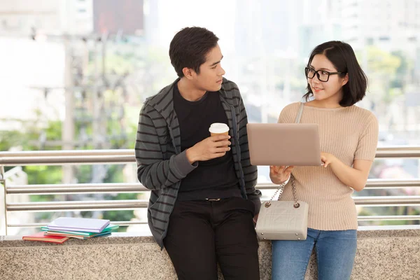 açık havada bilgisayar dizüstü ile iki öğrencileri