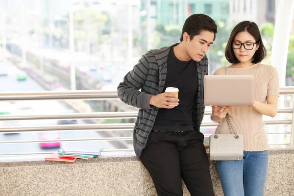 açık havada bilgisayar dizüstü ile iki öğrencileri