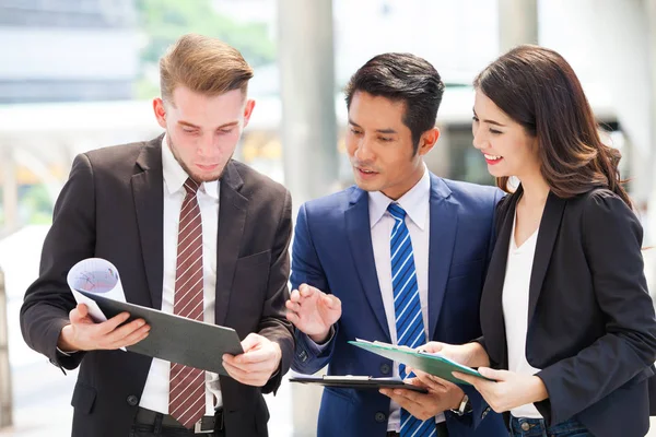 Grup iş adamları iş takım toplantısı büyük şehirde açık konuşmaya outsite