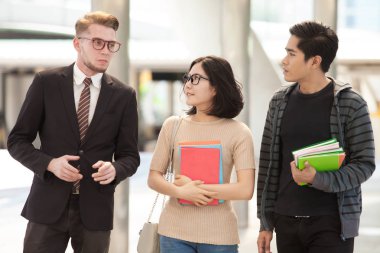 Açık arka plan üzerinde tartışırken yürüyüş işadamı ve üniversite öğrencileri