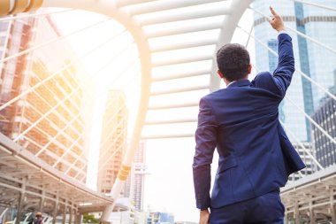 Onun yetiştirme işadamı ile ofis binası arka plan - hava iş başarı, başarı, yumruk ve kavramlar kazanmak