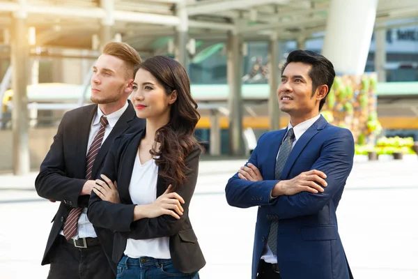 Succesvol Bedrijf Team Met Armen Gekruist Met Buiten Achtergrond — Stockfoto