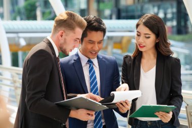 Grup iş adamları iş takım toplantısı büyük şehirde açık konuşmaya outsite