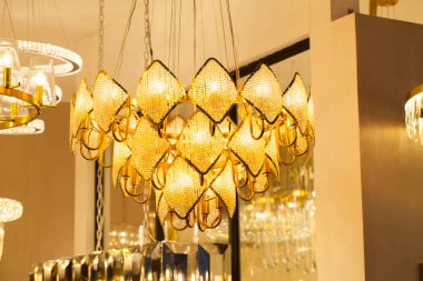 Güzel avize. lüks pahalı avize asılı tavan altında